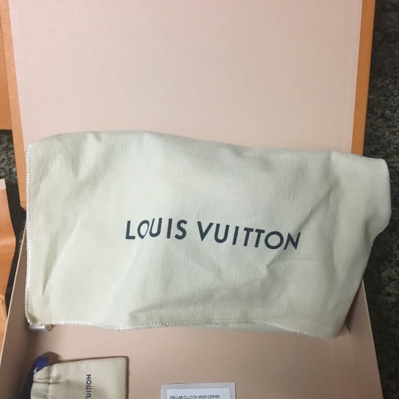 ❌❌SOLD‼️‼️Louis Vuitton Monogram Pallas Clutch - Picture 2 of 8